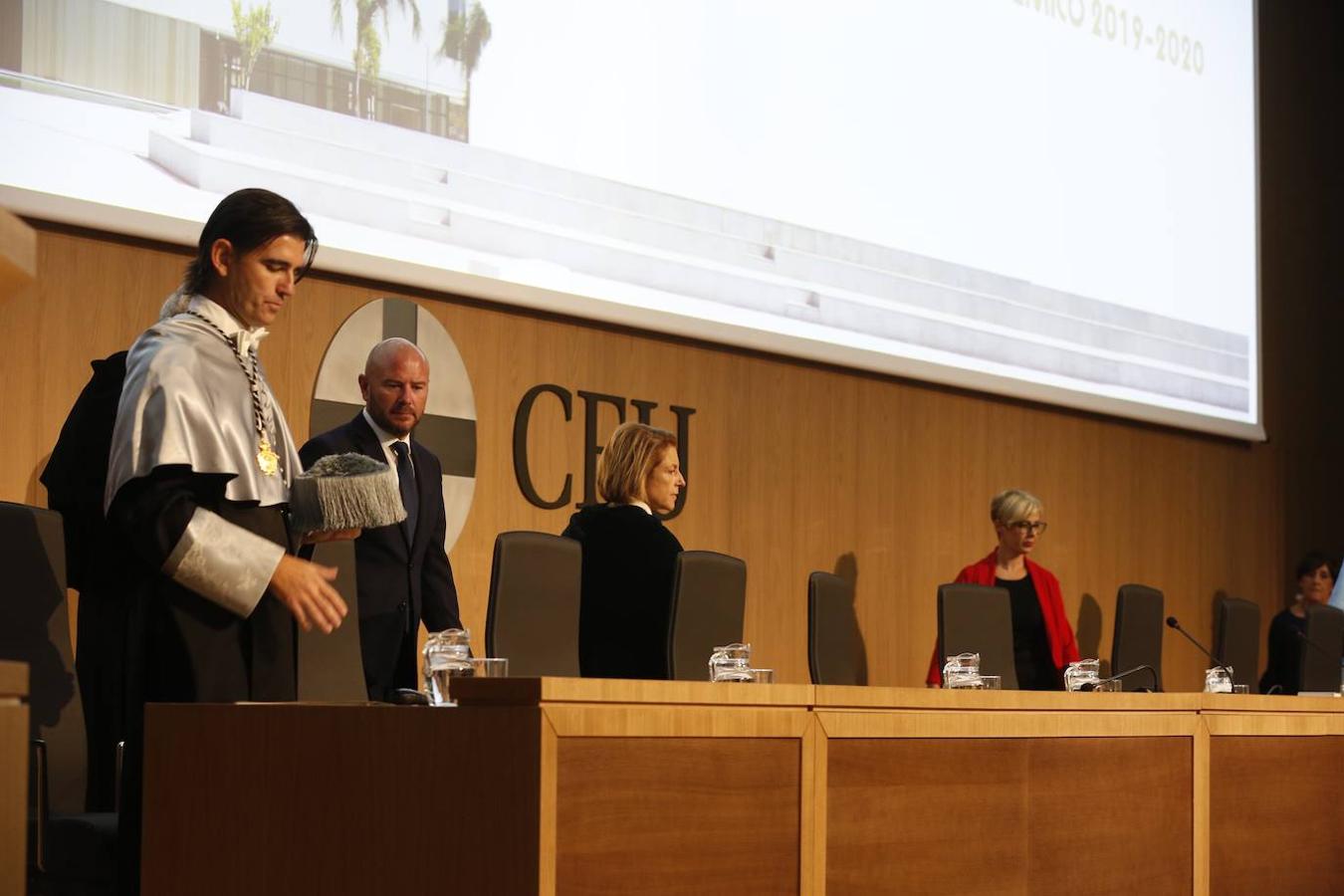 La universidad inaugura su Paraninfo con el acto de apertura del curso