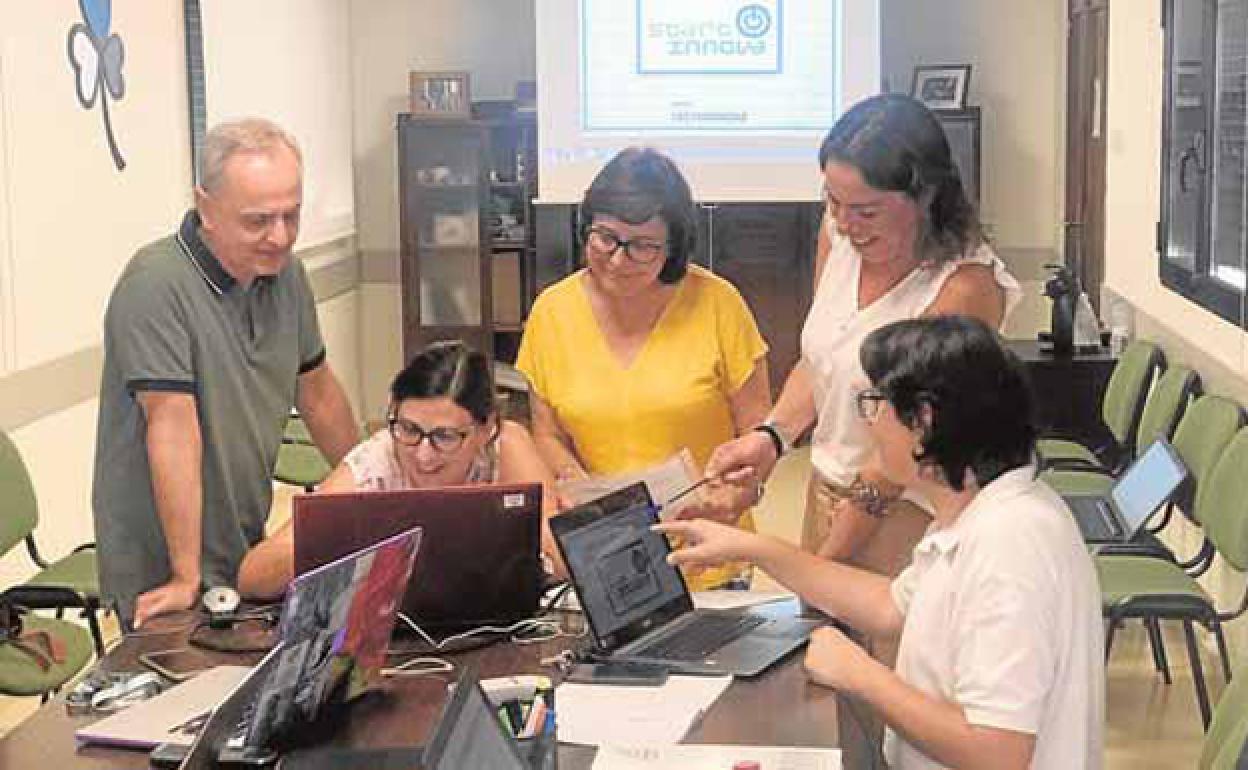 Miembros de la dirección del colegio comentan la iniciativa impulsada pro Las Provincias. 