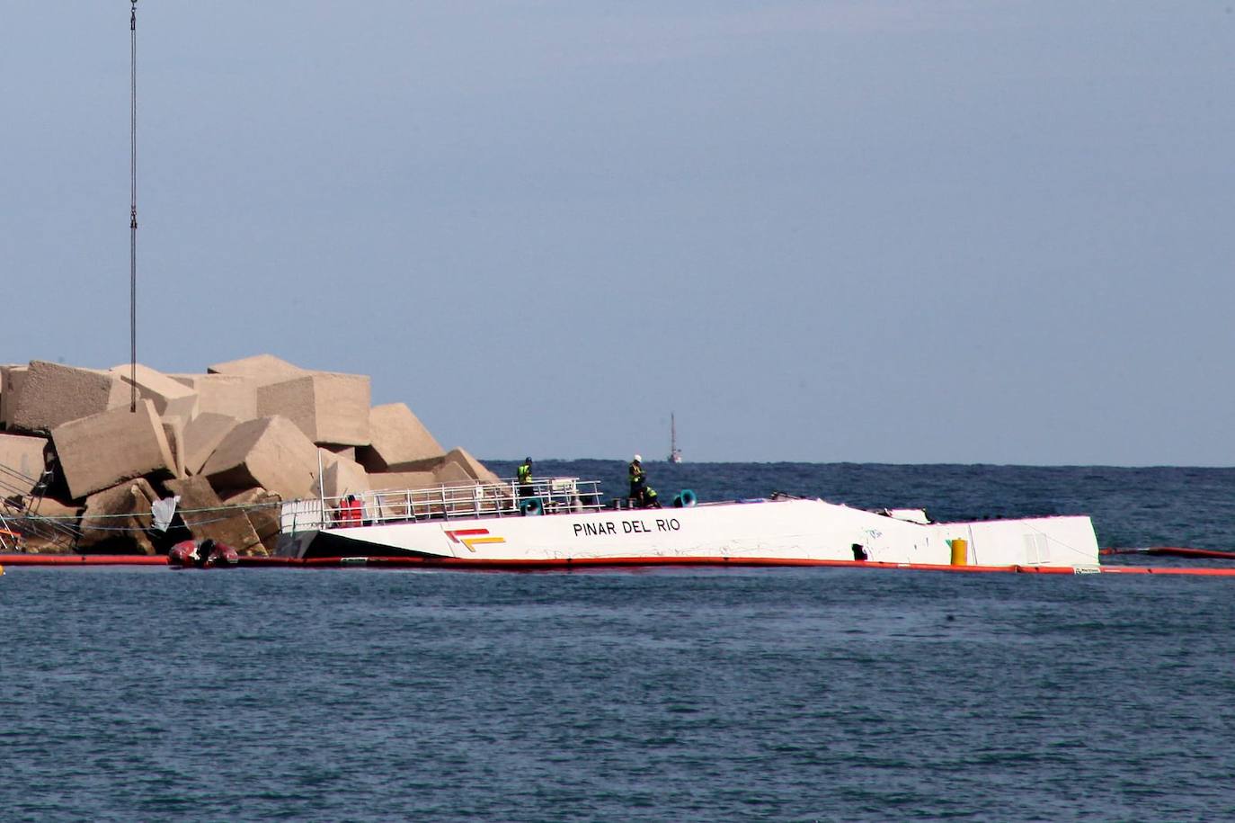 Fotos: Empiezan a quitar las últimas piezas visibles del ferry encallado en Dénia