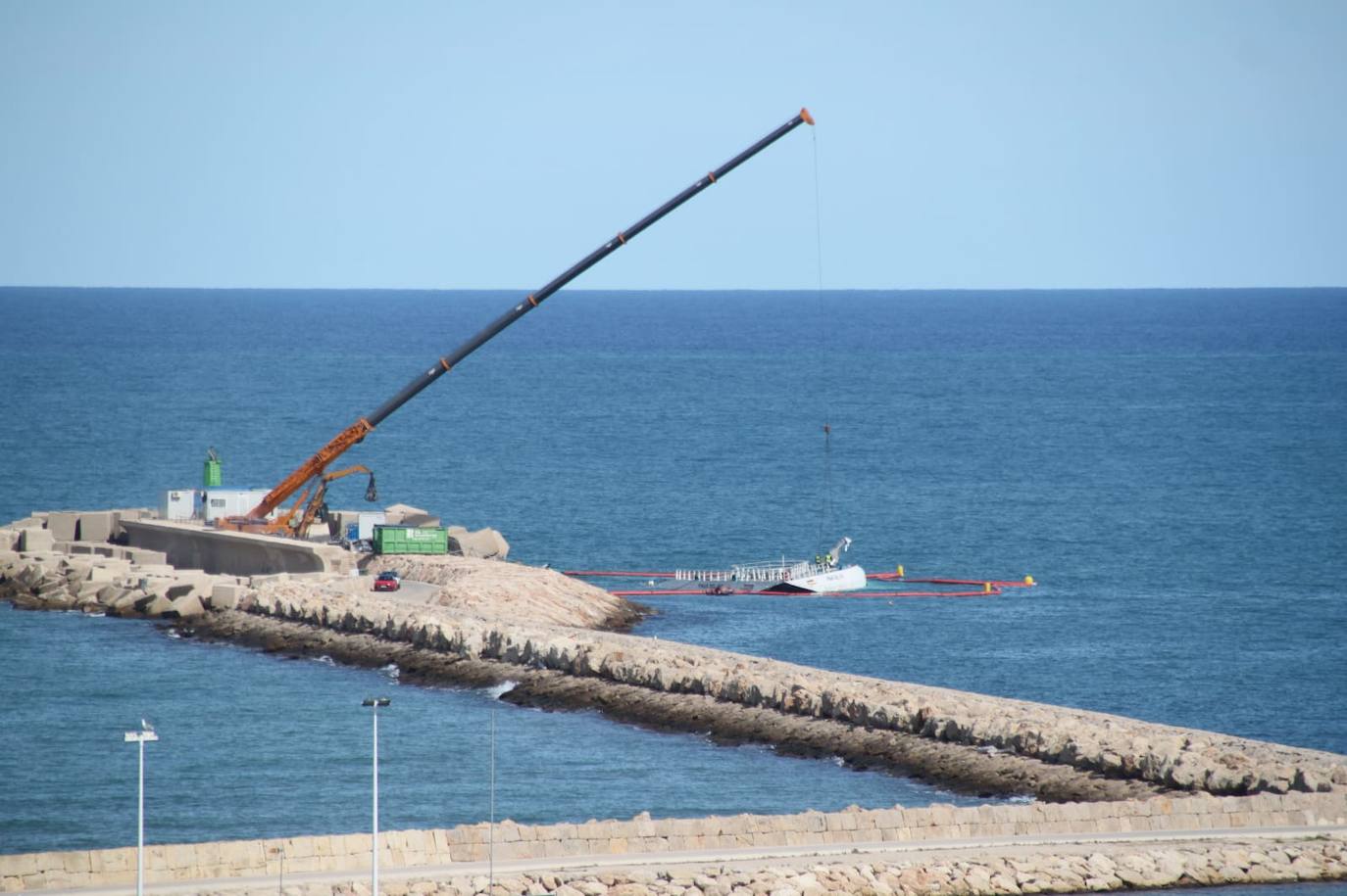 Fotos: Empiezan a quitar las últimas piezas visibles del ferry encallado en Dénia