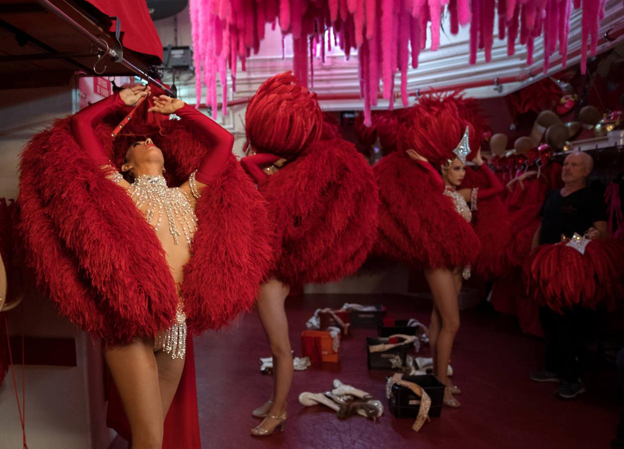 Moulin Rouge, el famoso cabaret  francés  caracterizado por sus bailarinas con cancán y trajes de plumas de avestruz, cumple esta semana 130 años  desde que abrió sus puertas al público .