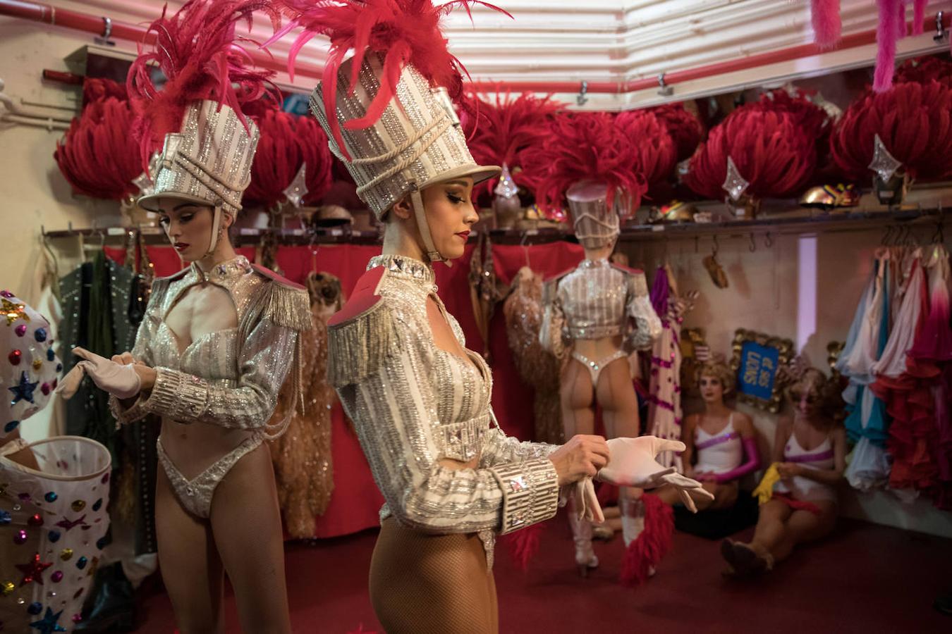 Así, en sus orígenes, los bailarines tenían con nombres artísticos como NiniPattes en l’air (Nini piernas en el aire), Rayon d’or (rayo dorado) y La Sauterelle (saltamontes). Hoy en día, en el escenario se escuchan nombres como Olga, Jasmine, Claudine o Esmeralda. 