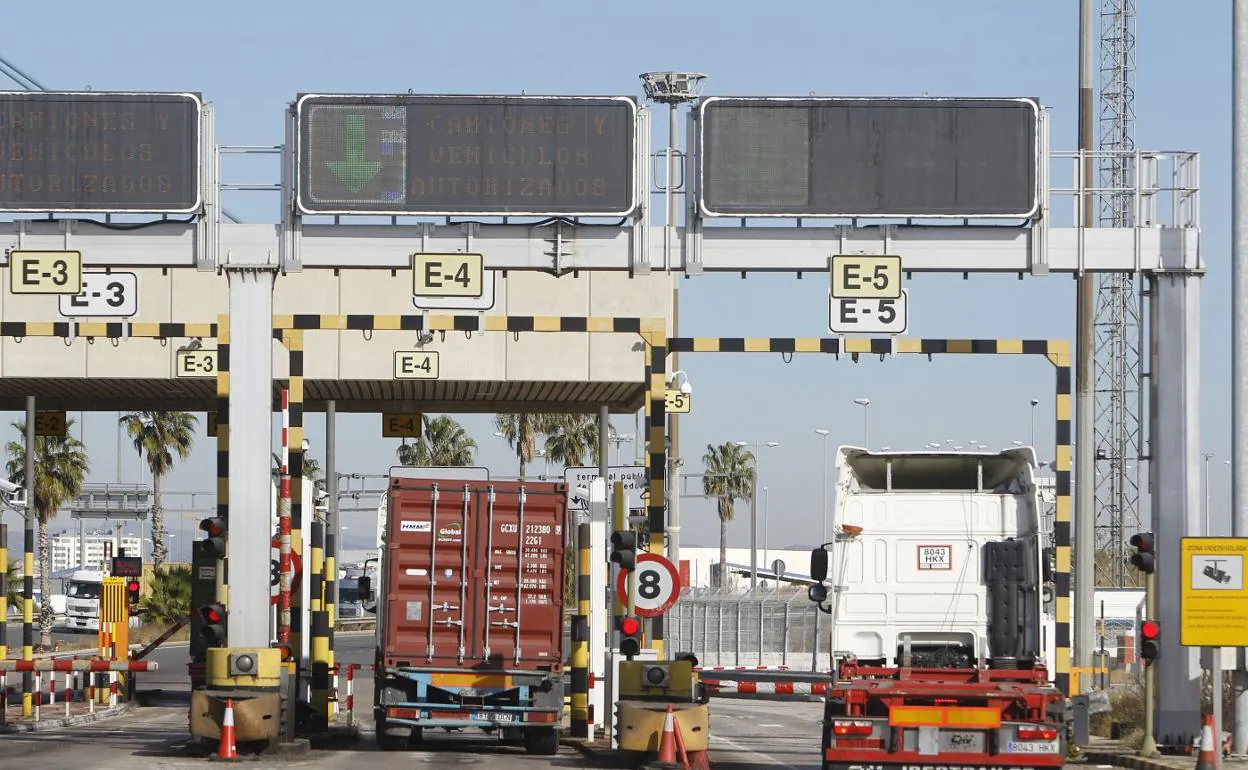 Noveno mostaza Violar La falta de Guardia Civil en el puerto de Valencia causa esperas de horas  en las salidas de camiones | Las Provincias