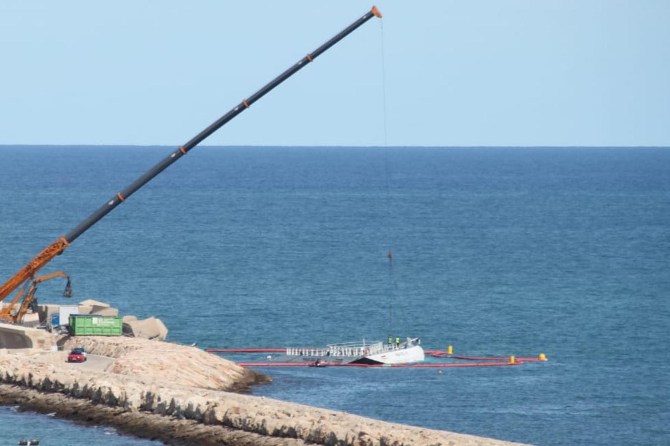 Fotos: Empiezan a quitar las últimas piezas visibles del ferry encallado en Dénia