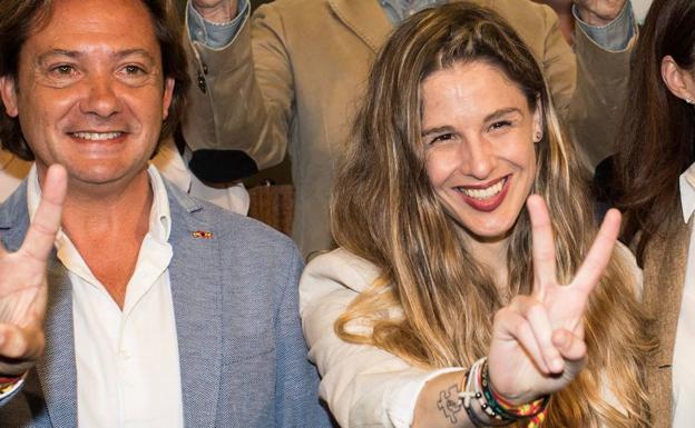 La diputada de Vox Malena Contestí junto al presidente de Vox Baleares, Jorge Campos.