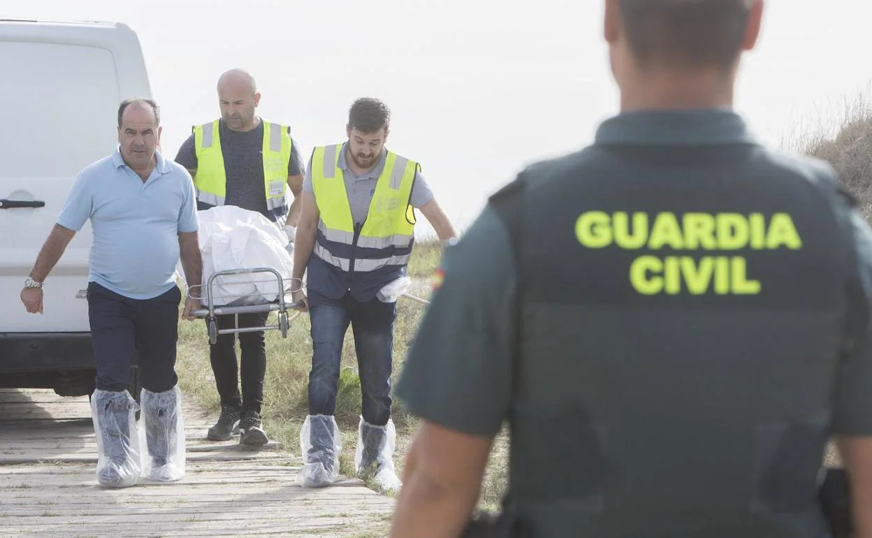 Traslado del cadáver de una mujer en la playa de El Saler. 