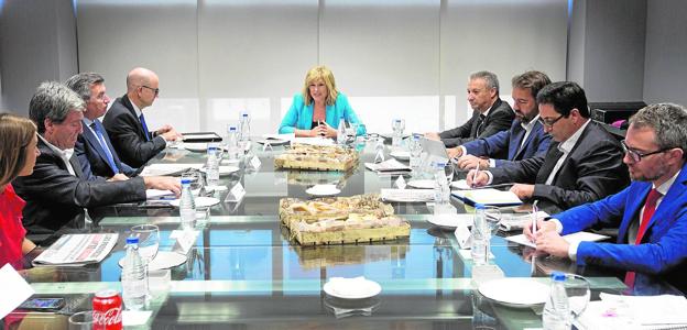 Aurelio Martínez; Francisco Toledo; Carlos Prades; Rafa Navarro; Bernardo Varga; y Quim Martínez, junto a Álvaro Mohorte durante la mesa de expertos. 