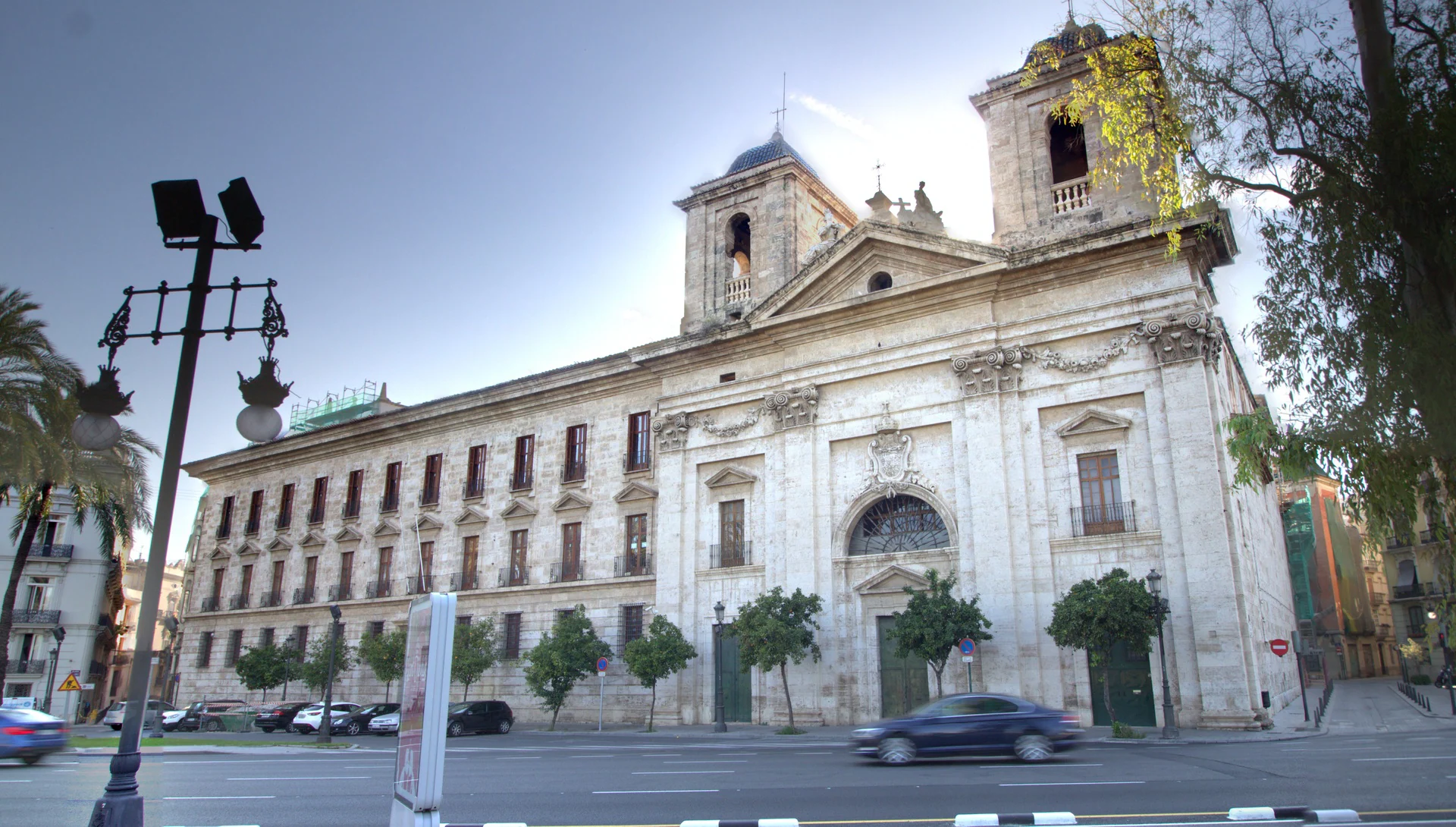 Palau del Temple, en Valencia, junto a la plaza Tetuán. Es un conjunto formado por el convento, colegio e iglesia de la Orden de Montesa, conocido popularmente como el Temple por haber pertenecido antes a la Orden Templaria