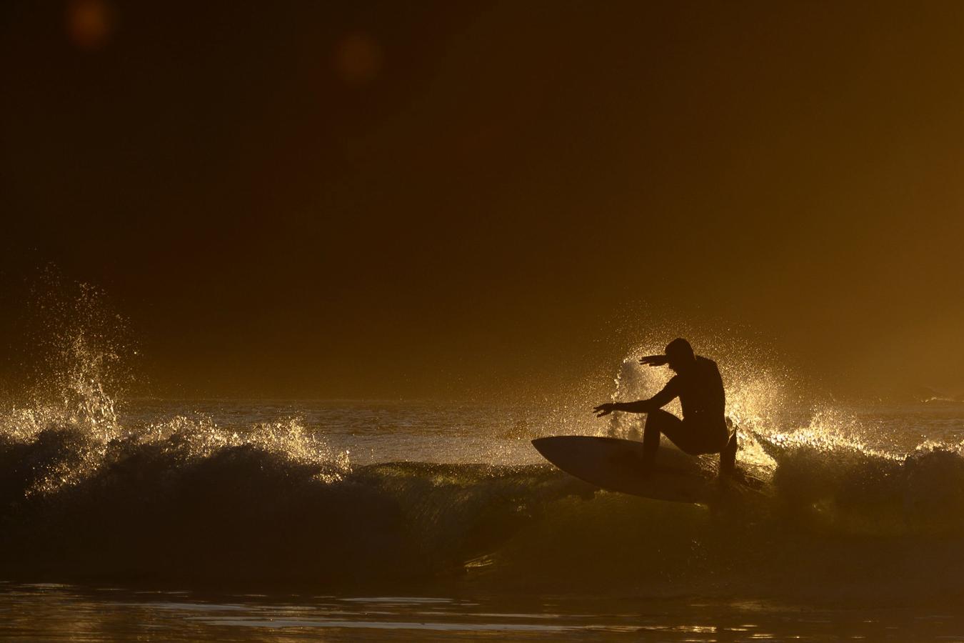 El surfista noruego Anker Olsen Frantzen cabalga sobre una ola durante el Lofoten Masters 2019, el concurso de surf más septentrional del planeta.