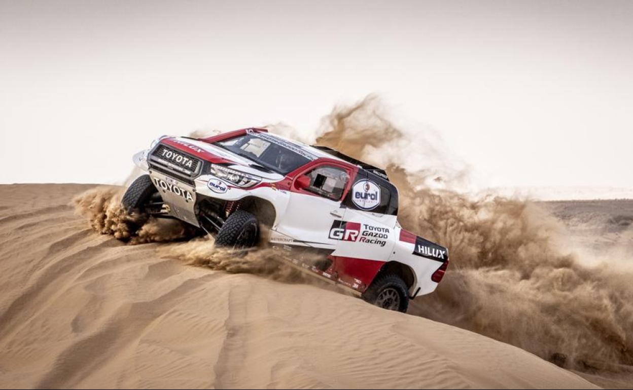 Fernando Alonso, en Marruecos junto al equipo Toyota Gazoo Racing. 