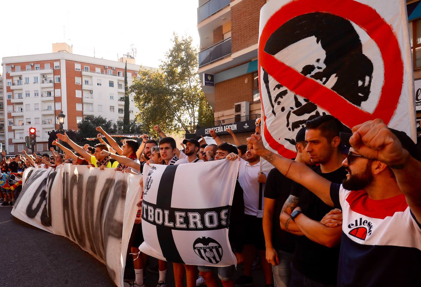 Fotos: La afición del Valencia CF con pancartas a las puertas de Mestalla