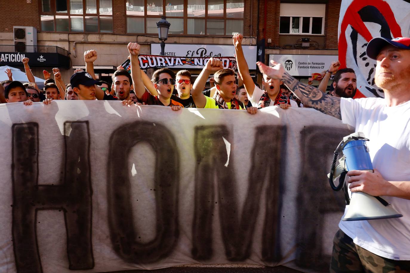 Fotos: La afición del Valencia CF con pancartas a las puertas de Mestalla