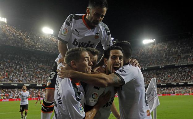 Maxi Gómez y Parejo iluminan Mestalla