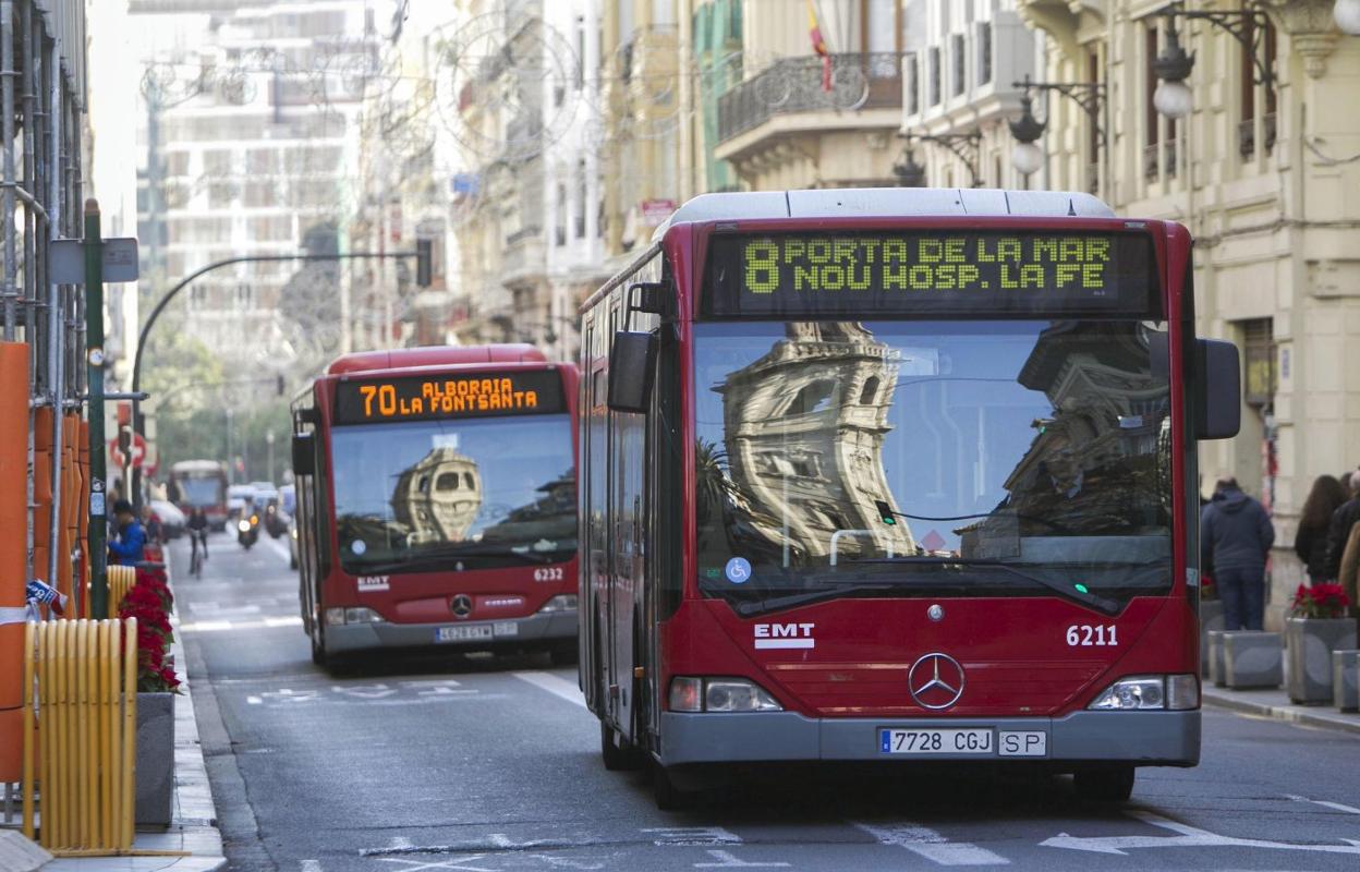 Autobuses de la EMT circulan por la ciudad. 