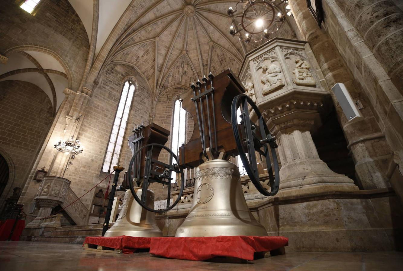 Las campanas dentro de la iglesia.