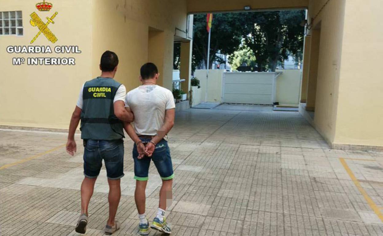 El detenido por cuatro robos con intimidación en Pego, Pedreguer y Beniarbeig.