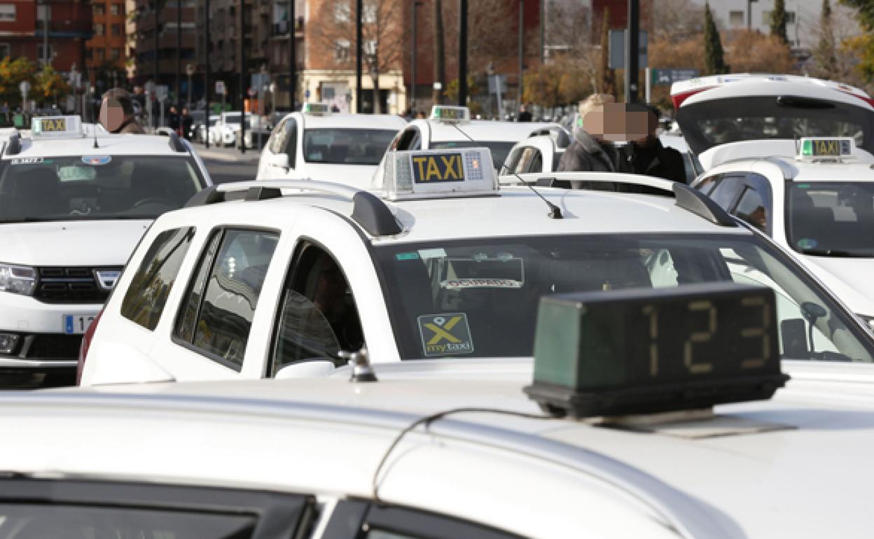 Taxis en la estación del AVE de Valencia. 