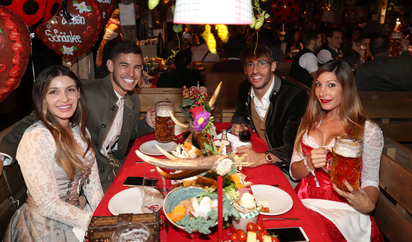 Lucas Hernández y su mujer Amelia Lorente, junto a Javi Martínez y acompañante.