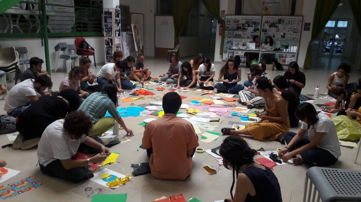 Los jóvenes de los barrios  más conflictivos de Nápoles y más expuestos a la Camorra aprenden valores en talleres donde el arte tiene un papel importante. 