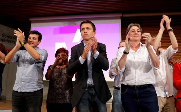 La decisión de Errejón de disputar Barcelona a Ada Colau precipita la primera dimisión de su partido