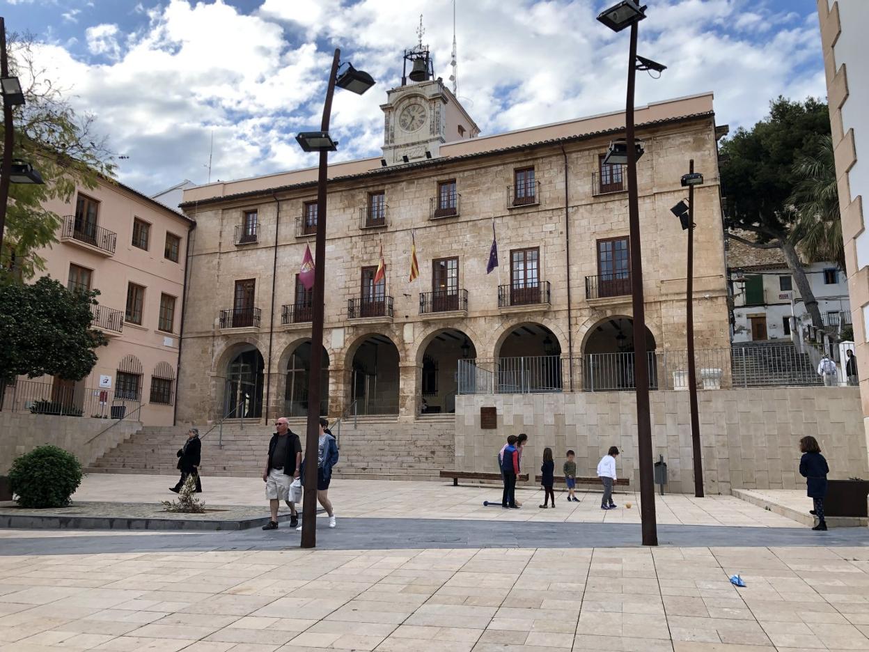 La Casa Consistorial y la plaza de la Constitución, donde se realizará el acto institucional mañana miércoles. 