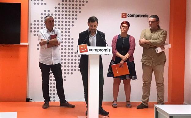 Sergi Campillo, ayer, en el acto de Compromís contra la ampliación del Puerto, junto a Joan Baldoví, Àgueda Micó y Juan Ponce. 