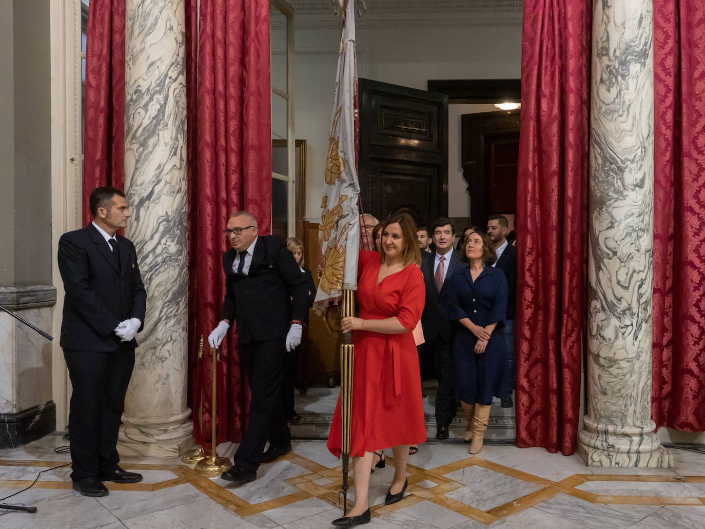 Fotos: Los valencianos rinden honores a la Reial Senyera en el Salón de Cristal del Ayuntamiento de Valencia