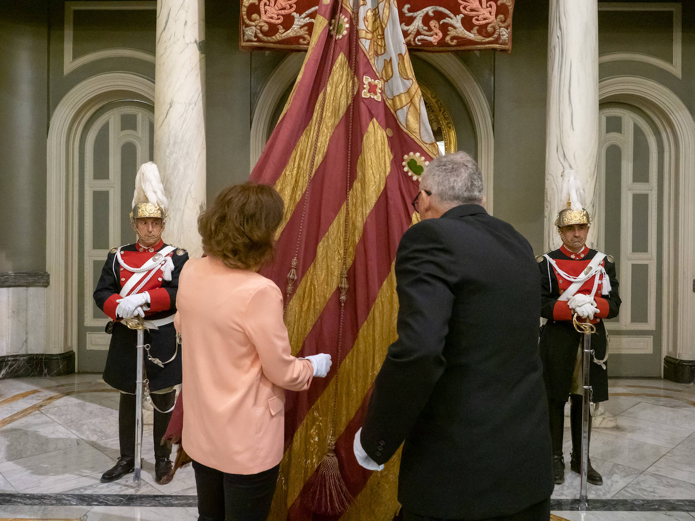 Fotos: Los valencianos rinden honores a la Reial Senyera en el Salón de Cristal del Ayuntamiento de Valencia