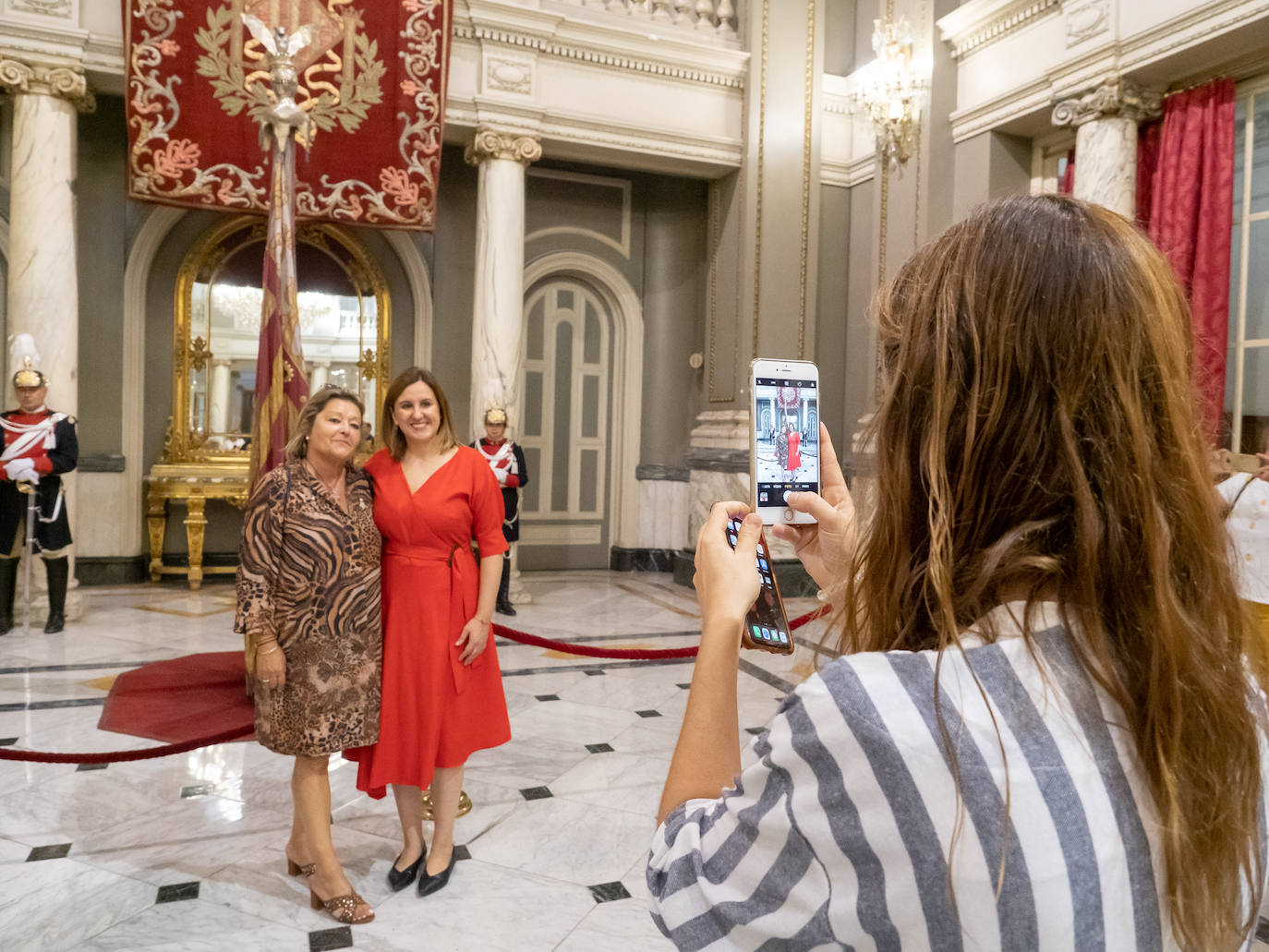 Fotos: Los valencianos rinden honores a la Reial Senyera en el Salón de Cristal del Ayuntamiento de Valencia