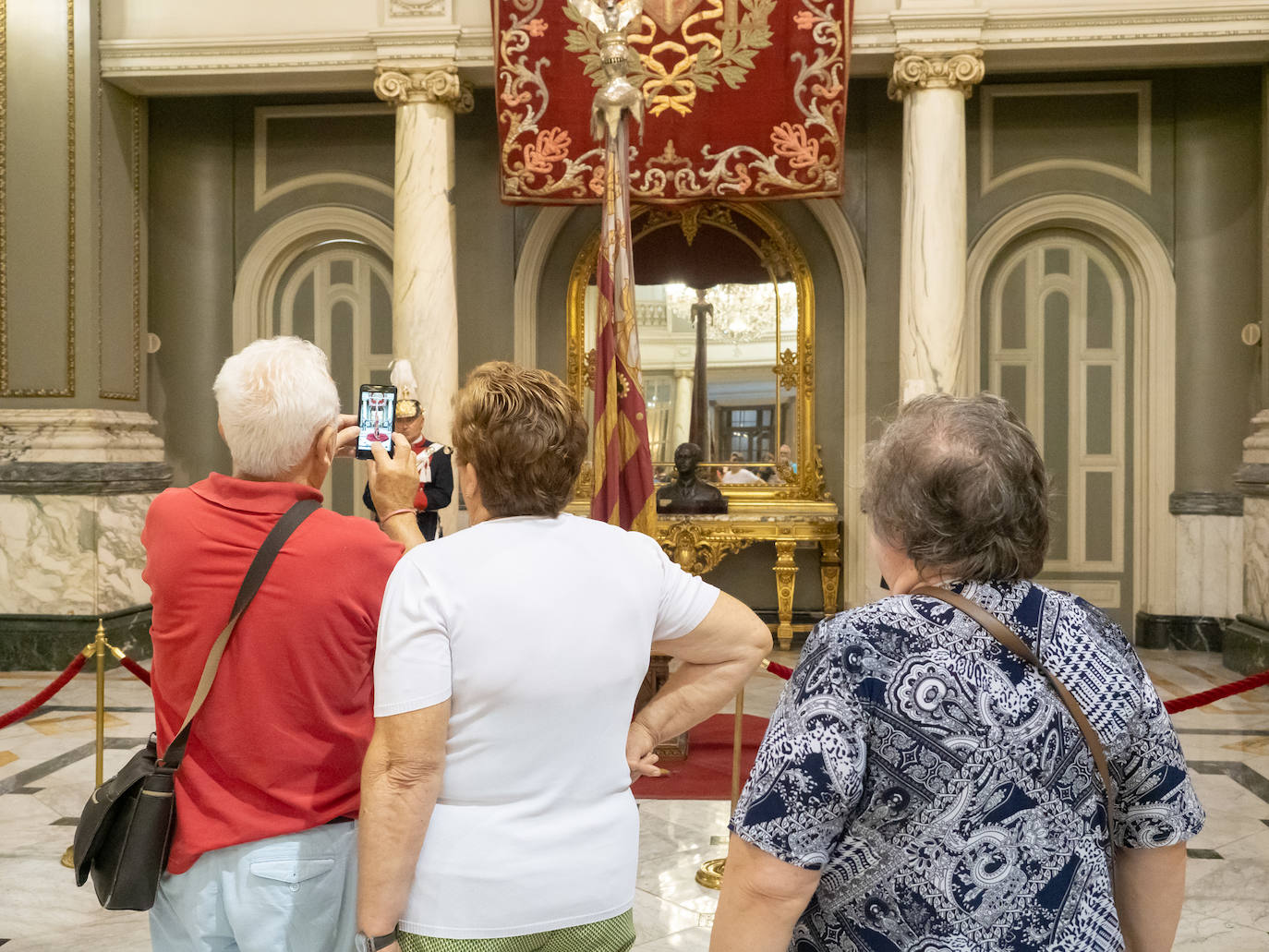 Fotos: Los valencianos rinden honores a la Reial Senyera en el Salón de Cristal del Ayuntamiento de Valencia