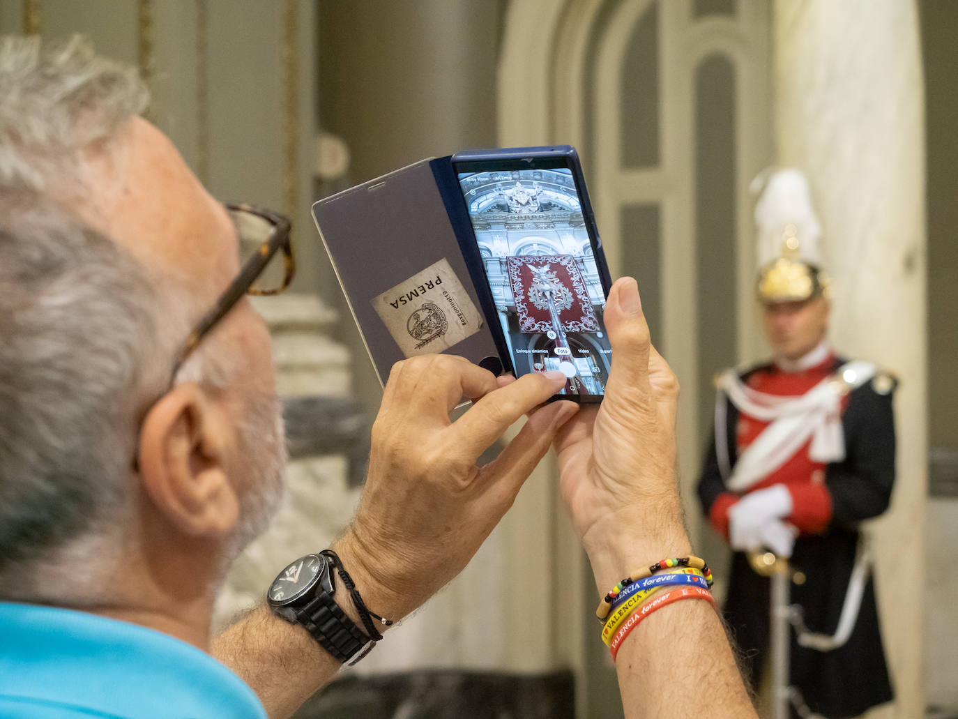 Fotos: Los valencianos rinden honores a la Reial Senyera en el Salón de Cristal del Ayuntamiento de Valencia