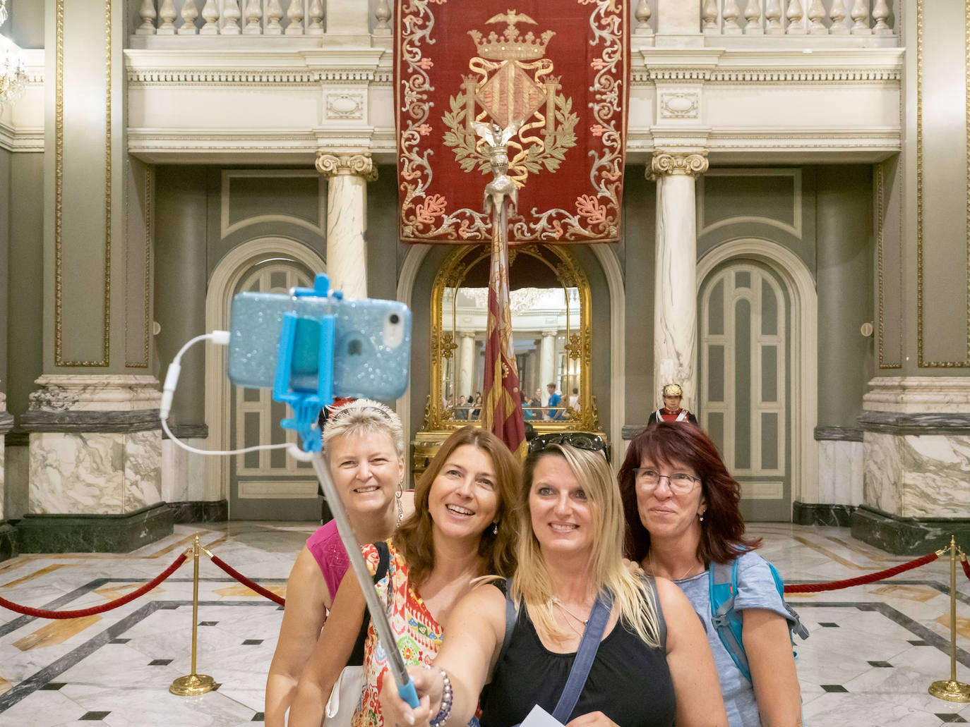 Fotos: Los valencianos rinden honores a la Reial Senyera en el Salón de Cristal del Ayuntamiento de Valencia