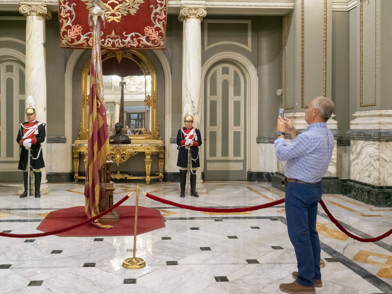 Fotos: Los valencianos rinden honores a la Reial Senyera en el Salón de Cristal del Ayuntamiento de Valencia