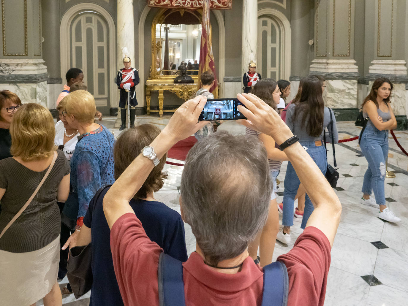 Fotos: Los valencianos rinden honores a la Reial Senyera en el Salón de Cristal del Ayuntamiento de Valencia