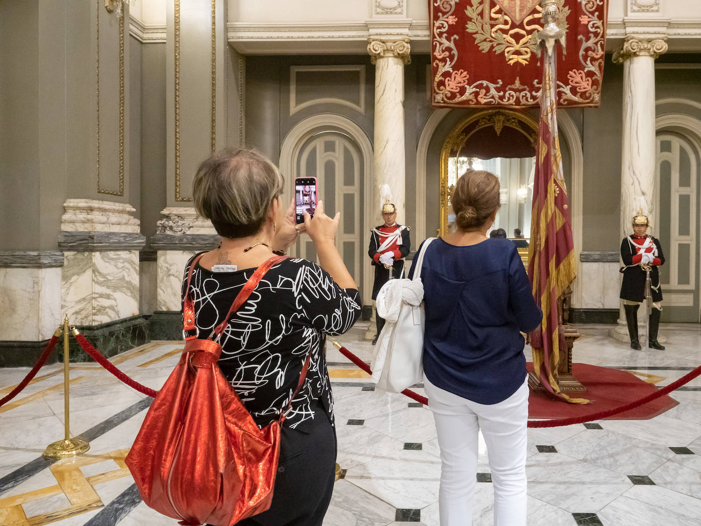 Fotos: Los valencianos rinden honores a la Reial Senyera en el Salón de Cristal del Ayuntamiento de Valencia