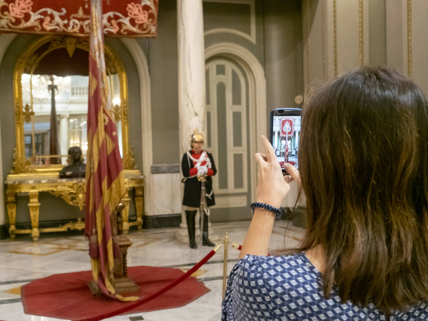 Fotos: Los valencianos rinden honores a la Reial Senyera en el Salón de Cristal del Ayuntamiento de Valencia