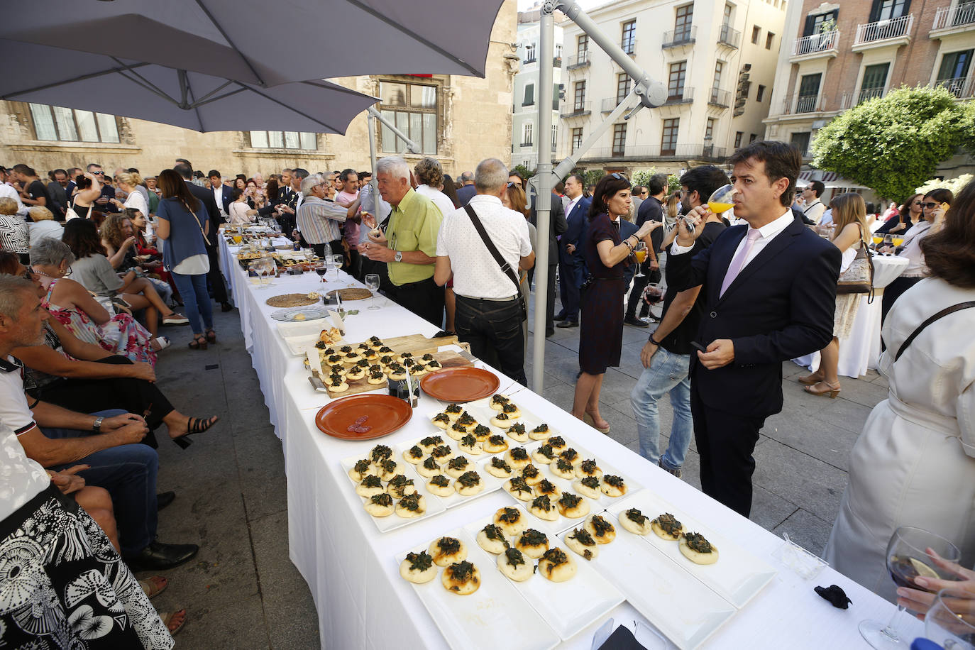 Fotos: Paella, sol y corrillos en un 9 d&#039;Octubre preelectoral