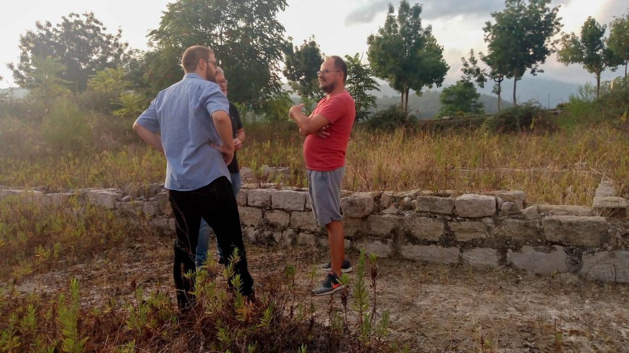 El alcalde de Ròtova, Jordi Puig, junto al técnico Vicent Pons y el arquitecto Emili Moscardó, al lado de uno de los muros romanos que rebasa el medio metro de altura. 