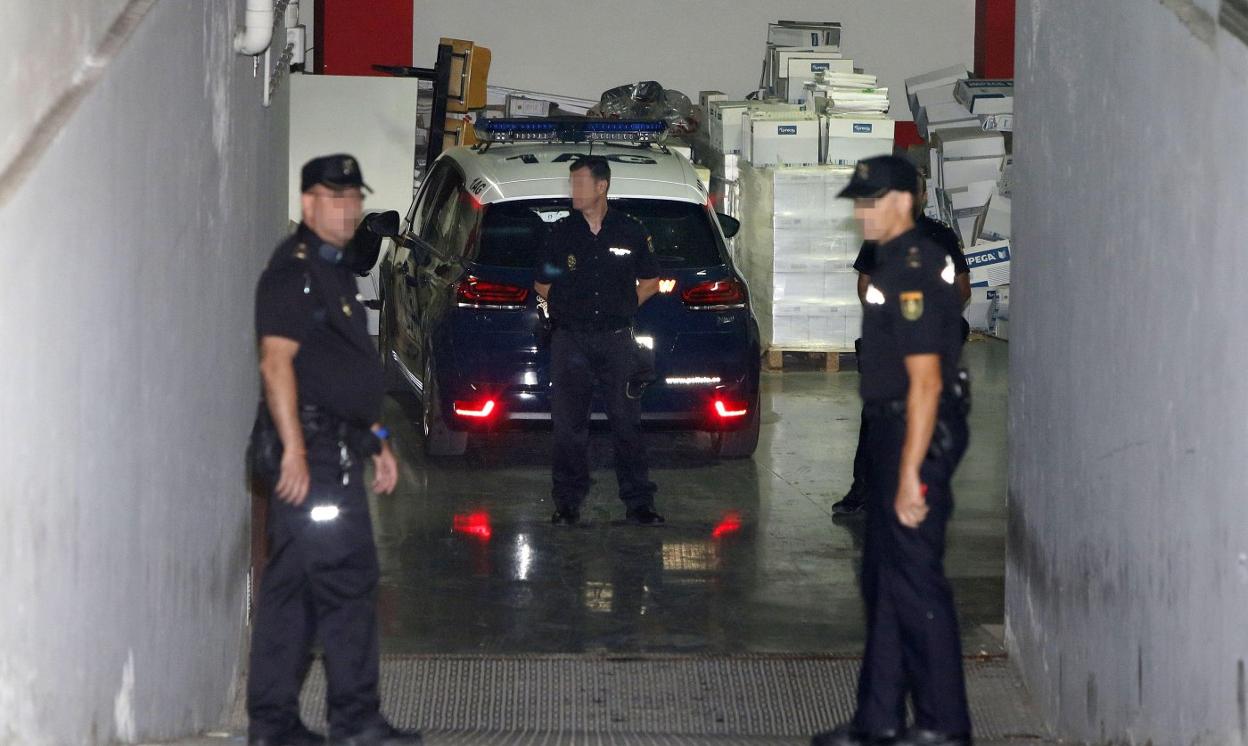 Agentes de la Policía Nacional en el traslado de un detenido a una comparecencia judicial. 