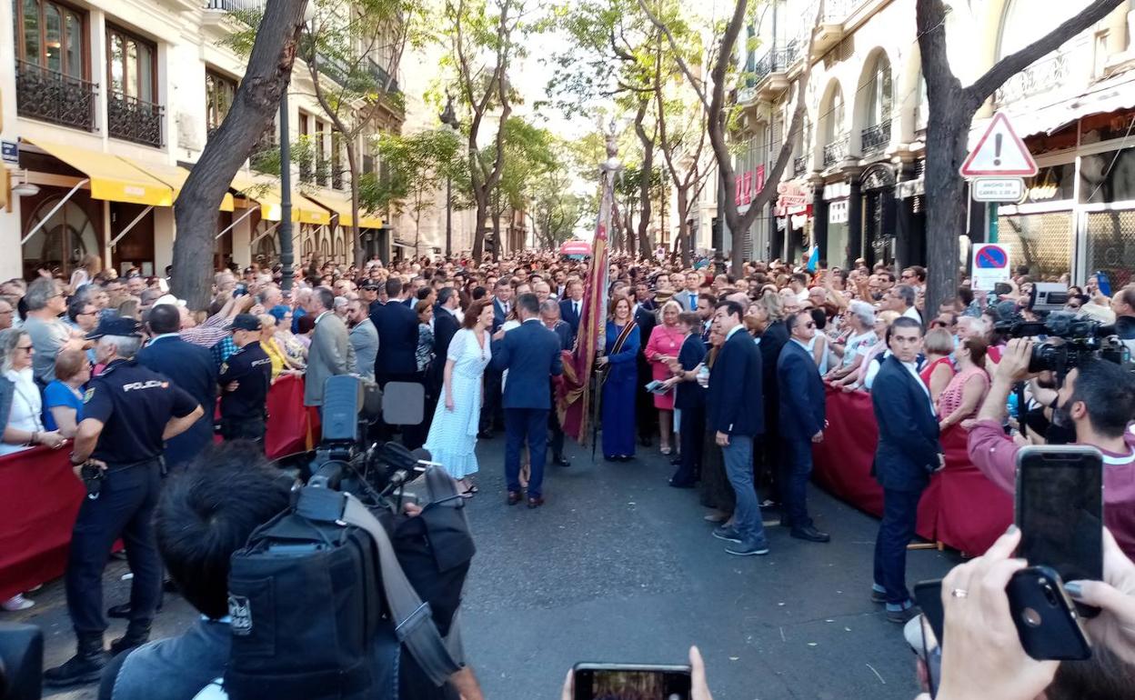 María José Catalá detiene su marcha en la procesión cívica.