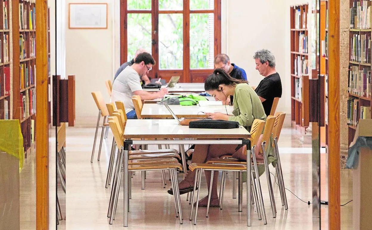 Usuarios de una biblioteca de Valencia. 