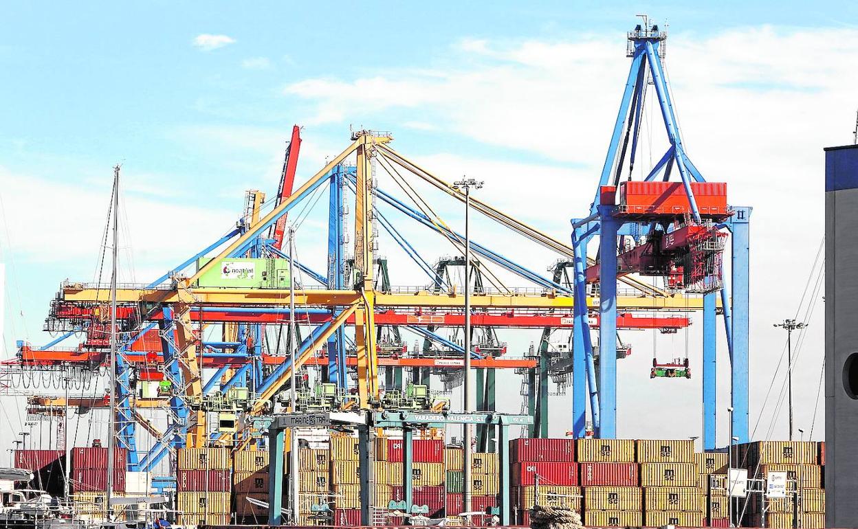 Grúas de contenedores en las instalaciones del Puerto de Valencia.