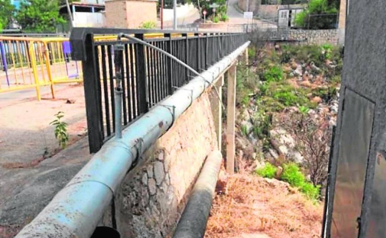 Tuberías adosadas al viejo puente de acceso a Montepino.