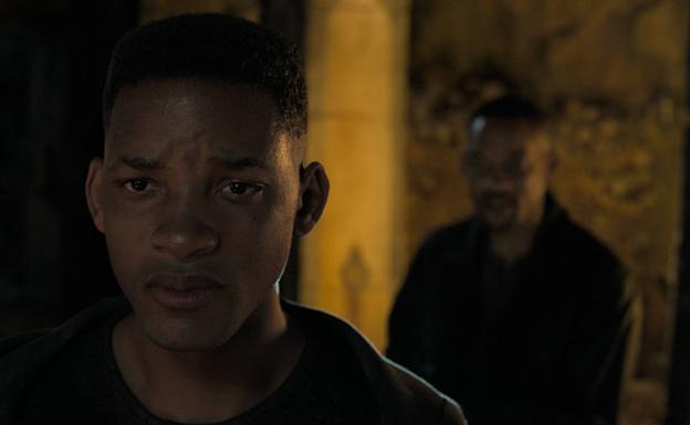 La versión digital y joven de Will Smith, junto al actor, en un fotograma de la película.