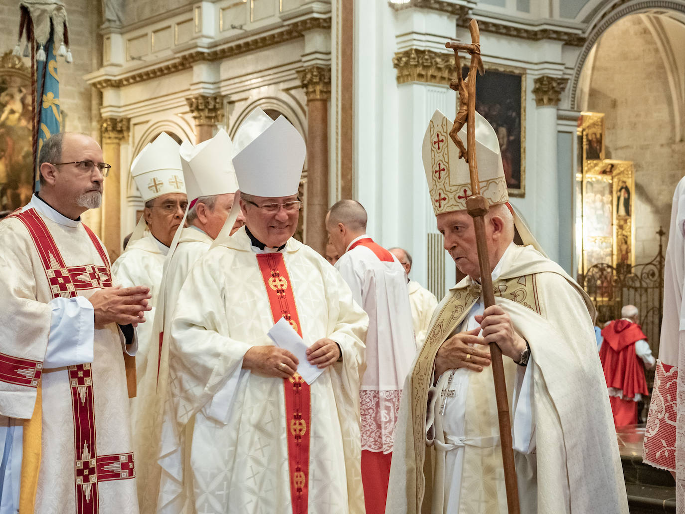 La Catedral de Valencia ha acogido un año más la celebración del Te Deum con motivo de la festividad del 9 d'Octubre. Miles de personas se han dado cita en el templo metropolitano para participar en un acto que ha dejado de formar parte del programa oficial del Ayuntamiento, dado que antiguamente la comitiva oficial accedía a la Catedral durante la procesión cívica. El cardenal arzobispo de Valencia, Antonio Cañizares, ha salido a la puerta del templo para recibir a la Senyera.