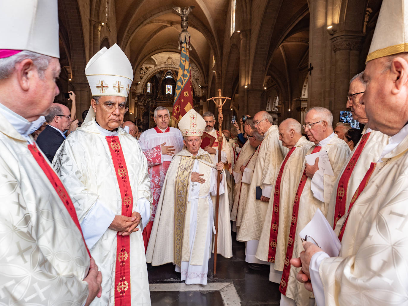 La Catedral de Valencia ha acogido un año más la celebración del Te Deum con motivo de la festividad del 9 d'Octubre. Miles de personas se han dado cita en el templo metropolitano para participar en un acto que ha dejado de formar parte del programa oficial del Ayuntamiento, dado que antiguamente la comitiva oficial accedía a la Catedral durante la procesión cívica. El cardenal arzobispo de Valencia, Antonio Cañizares, ha salido a la puerta del templo para recibir a la Senyera.