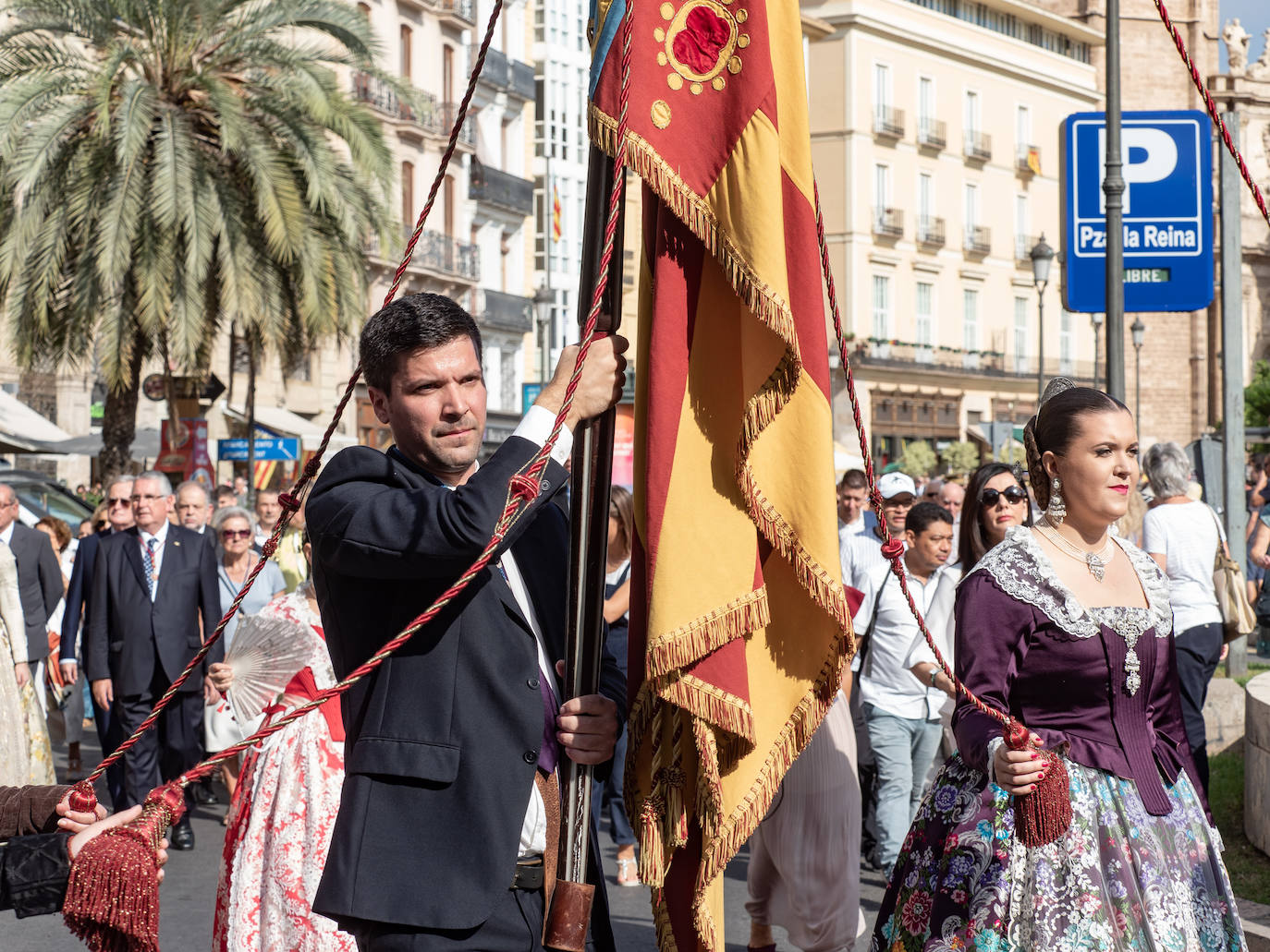 La Catedral de Valencia ha acogido un año más la celebración del Te Deum con motivo de la festividad del 9 d'Octubre. Miles de personas se han dado cita en el templo metropolitano para participar en un acto que ha dejado de formar parte del programa oficial del Ayuntamiento, dado que antiguamente la comitiva oficial accedía a la Catedral durante la procesión cívica. El cardenal arzobispo de Valencia, Antonio Cañizares, ha salido a la puerta del templo para recibir a la Senyera.