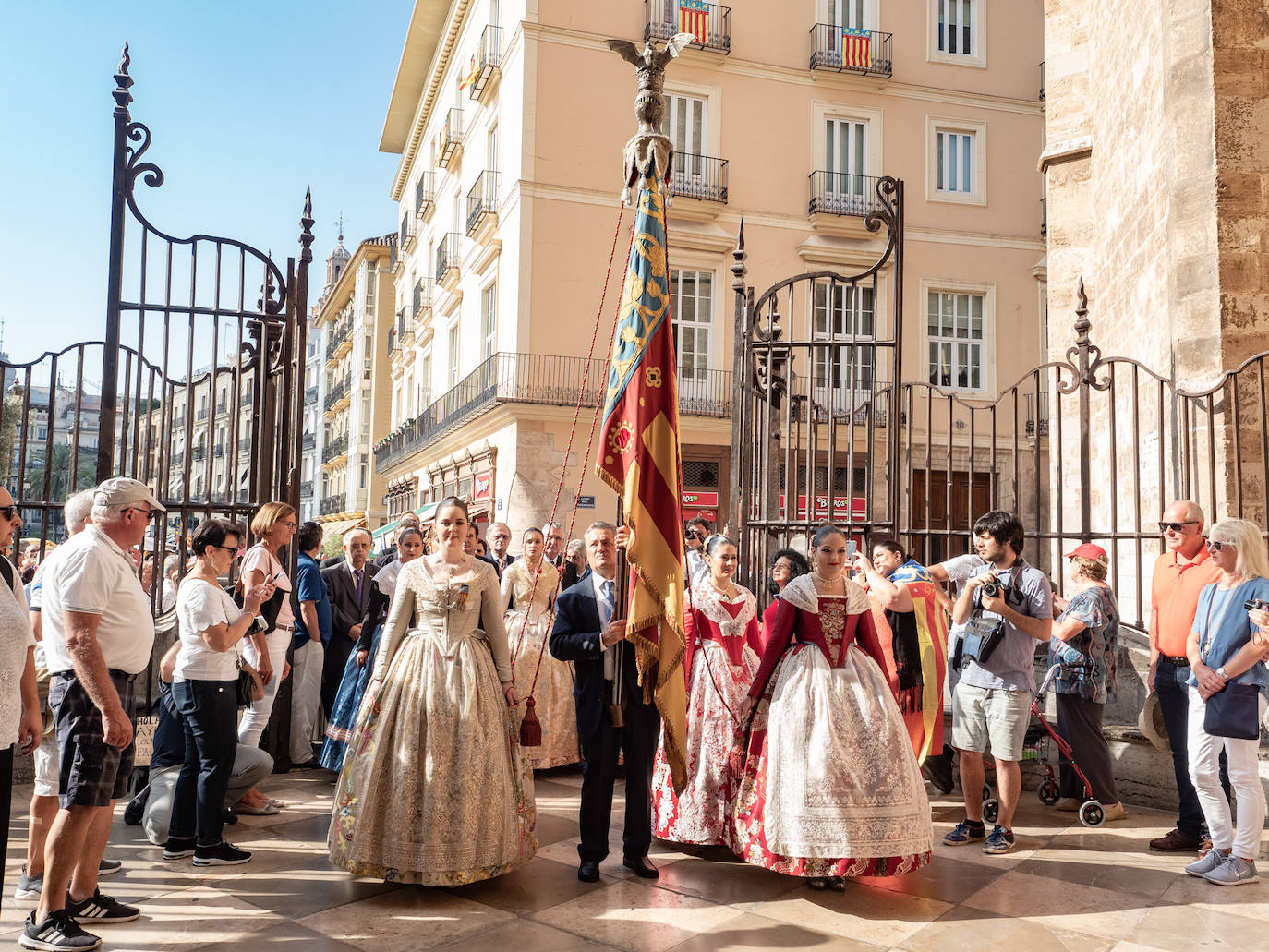 La Catedral de Valencia ha acogido un año más la celebración del Te Deum con motivo de la festividad del 9 d'Octubre. Miles de personas se han dado cita en el templo metropolitano para participar en un acto que ha dejado de formar parte del programa oficial del Ayuntamiento, dado que antiguamente la comitiva oficial accedía a la Catedral durante la procesión cívica. El cardenal arzobispo de Valencia, Antonio Cañizares, ha salido a la puerta del templo para recibir a la Senyera.