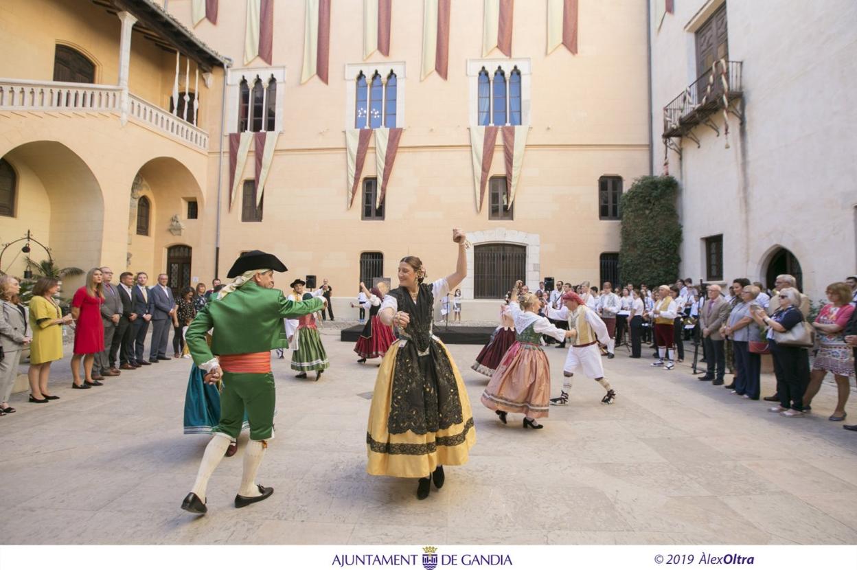 Una muestra de bailes tradicionales durante el acto cívico celebrado en el Palau Ducal de Gandia. 