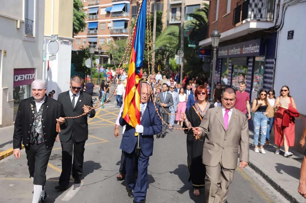 Representantes durante la procesión cívica en Paterna. 